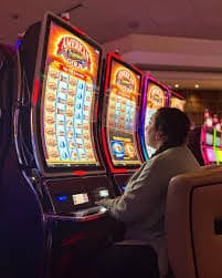বাংলাদেশে মোবাইলে লাইভ ক্যাসিনো গেম উপভোগ করার দৃশ্য